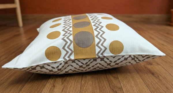 Elegant Geometric Pattern Cushion Cover